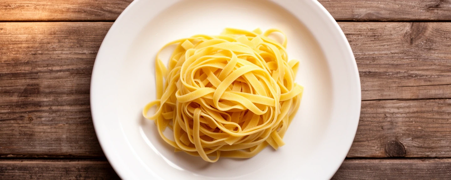 Świeżo przygotowany talerz makaronu